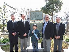 和田勇レリーフ前にて記念撮影
